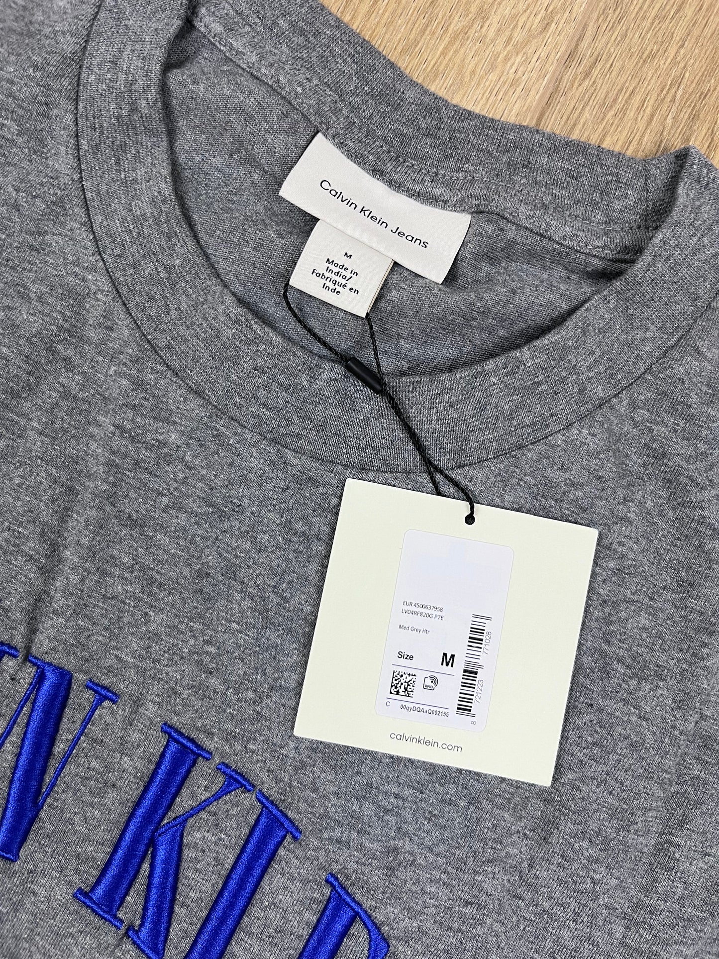 Calvin Klein Jeans Herren T-Shirt in Mittelgrau Meliert (Größe M) – Varsity Embroidery Logo