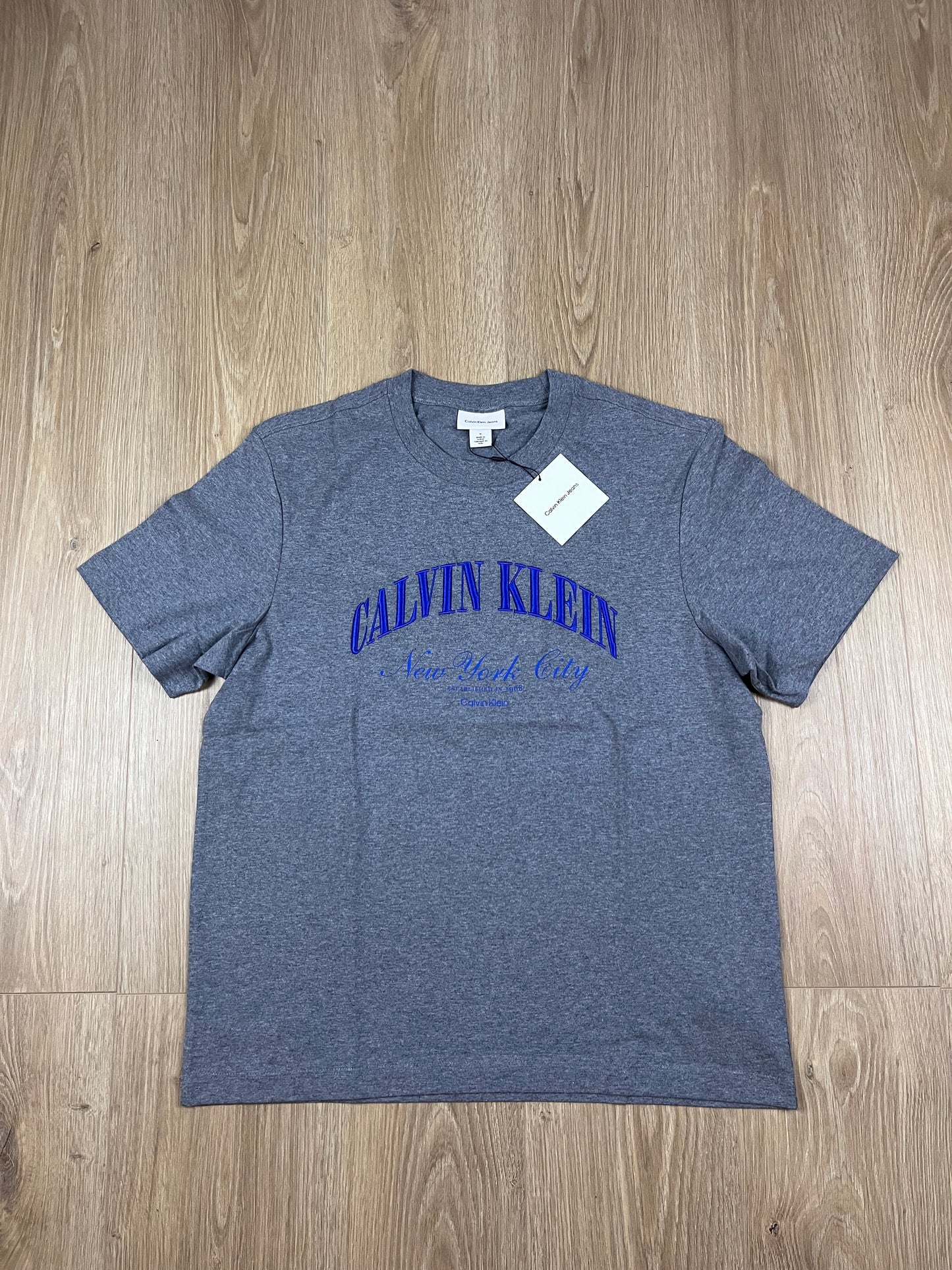 Calvin Klein Jeans Herren T-Shirt in Mittelgrau Meliert (Größe M) – Varsity Embroidery Logo