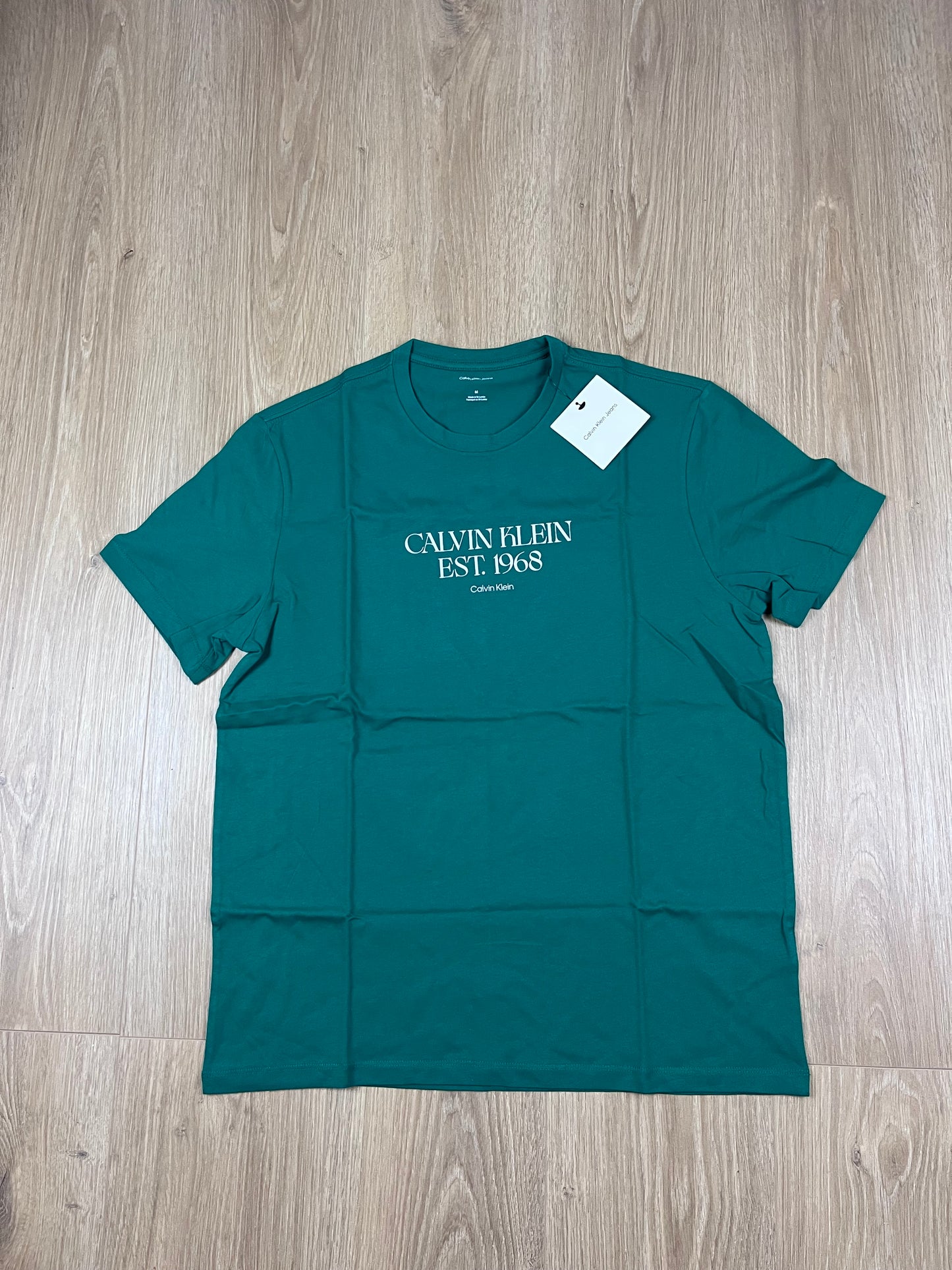 Calvin Klein Jeans Herren T-Shirt in Smaragdgrün (Größe M) – Heritage EST. 1968 Logo